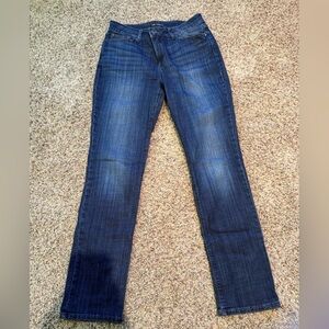 Lee jeans. Regular fit, straight leg, mid rise.
